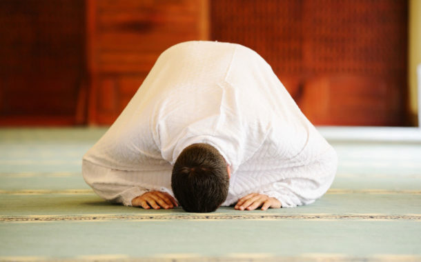 رجل مسلم يصلي