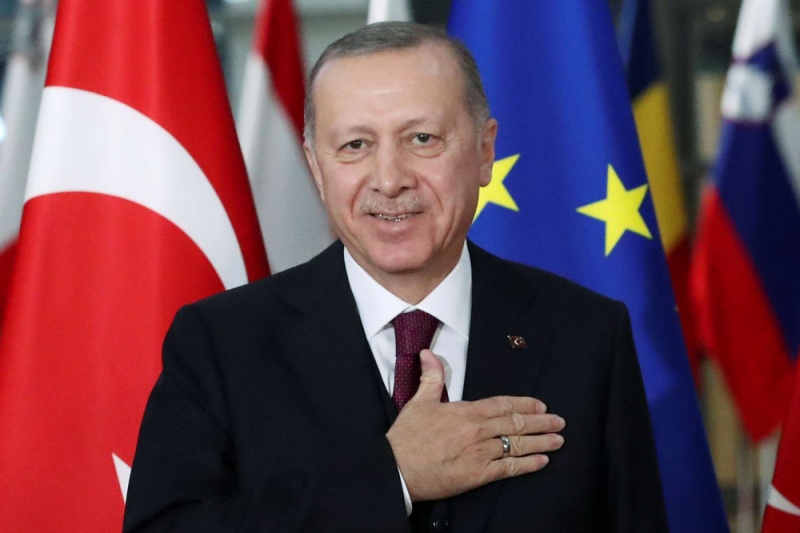 الرئيس التركي رجب طيب اوردغان يرعى كبار السن.