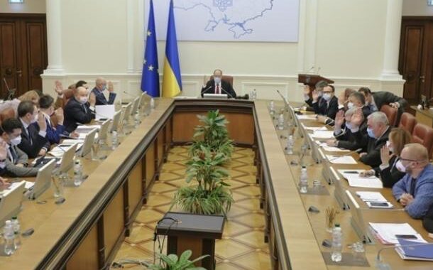 حكومة أوكرانيا توصي رعاياها بمغادرة روسيا