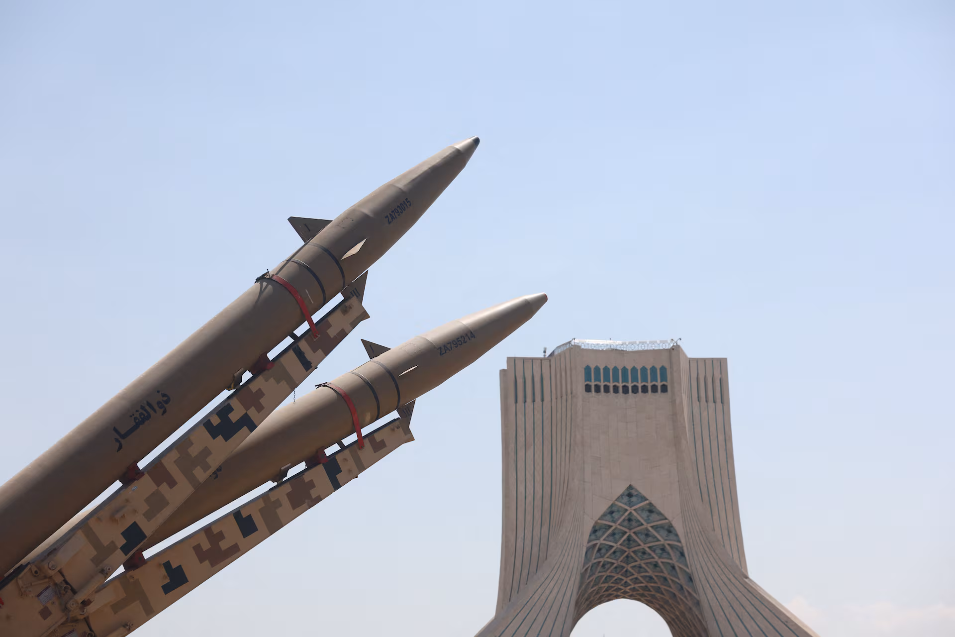 فايننشال تايمز: واشنطن لن تهاجم إيران قبل انتخابات التجديد النصفي